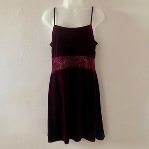 VINTAGE 90s BURGUNDY VELVET COCKTAIL DRESS W/ LACE DETAIL